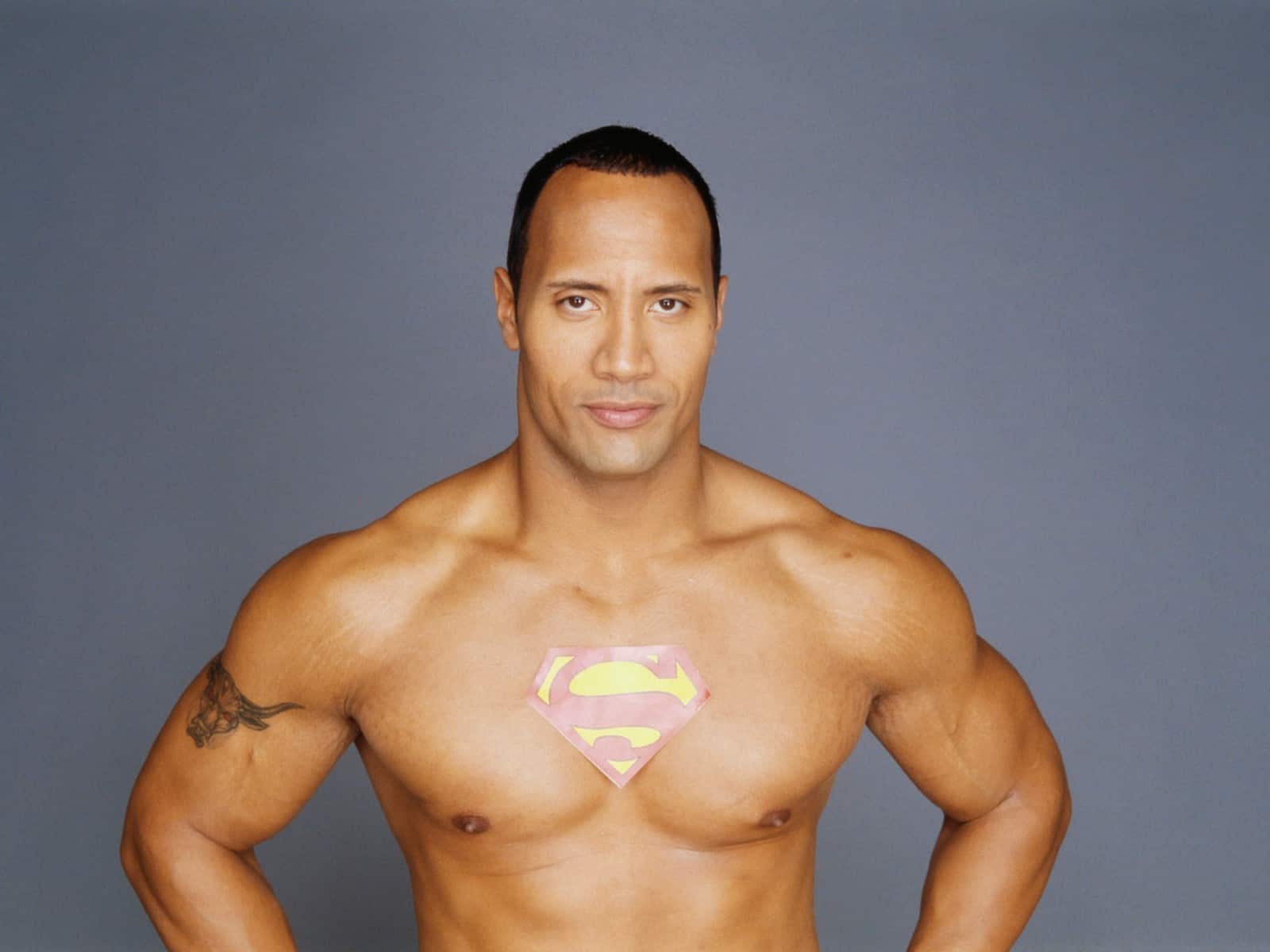 The Rock presenteia seu dublê há 17 anos com carro