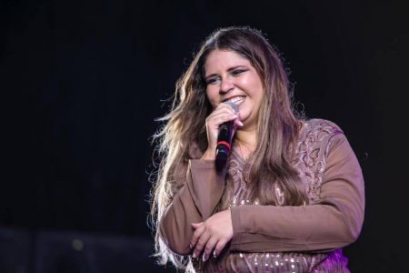 Marília Mendonça “causa” ao aparecer de aliança em foto; entenda