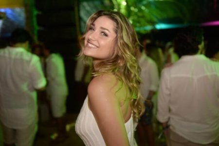 Sasha Meneghel faz ensaio sensual de sutiã transparente
