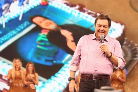 Faustão coloca Luciano Huck e Angélica para darem conselhos amorosos em programa