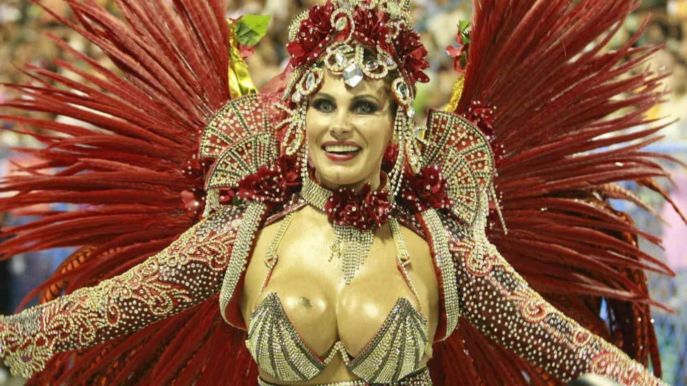 Evangélica, Ângela Bismarchi revela arrependimento por desfilar nua no Carnaval
