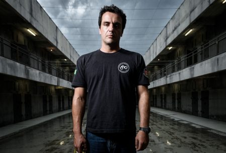 Rodrigo Lombardi tem surpresa desagradável ao jantar na torre Eiffel