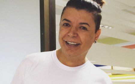 Exibindo o bumbum, David Brazil imita Pabllo Vittar e Jennifer Lopez