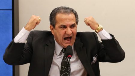 Silas Malafaia declara guerra à Globo por causa de beijo gay em “Orgulho e Paixão”