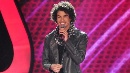 Vencedor do “The Voice Brasil”, Sam Alves mostra o namorado na web