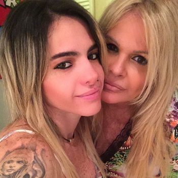 Monique Evans posta foto quente com namorada; confira
