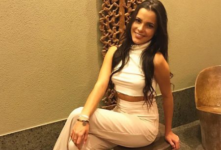 Emilly Araújo sensualiza de biquíni e exibe corpão