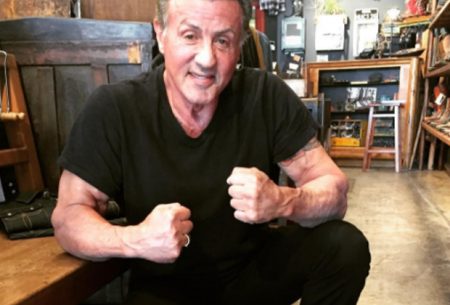 Prevenido contra o coronavírus, Sylvester Stallone surge de luvas em mercado