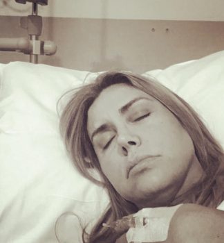 Renata Banhara reclama e chora por não conseguir tratamento médico
