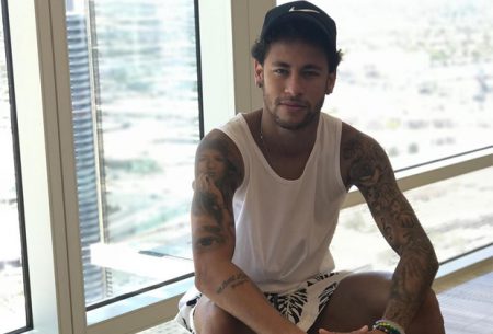 Neymar agita a web ao aparecer seminu em foto; veja