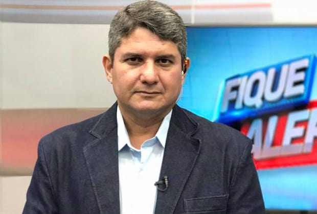 Mosca invade estúdio de noticiário da Record e irrita apresentador ao vivo; veja vídeo