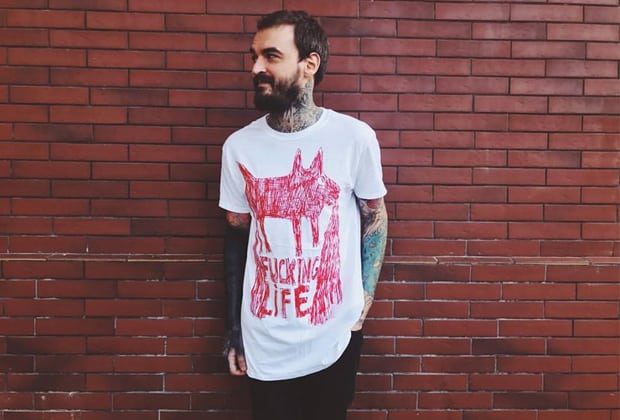 PC Siqueira cobre boa parte do braço com tatuagem toda preta e rebate críticas de seguidores; veja