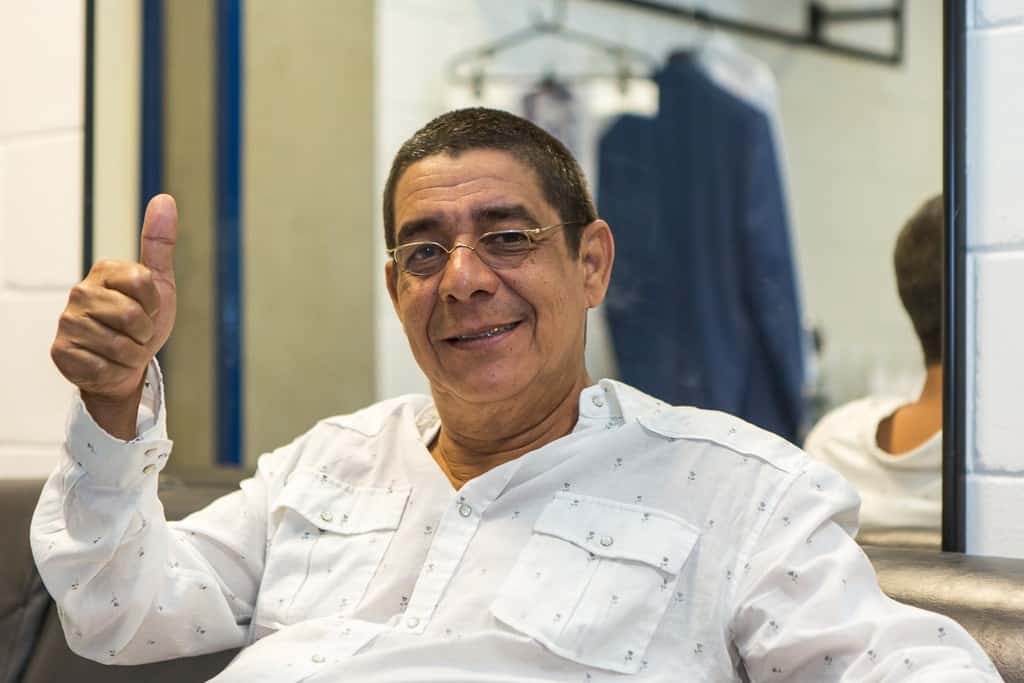 Zeca Pagodinho faz aparição com look inusitado e dá o que falar