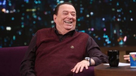 Raul Gil recebe alta de hospital após ser internado por diverticulite