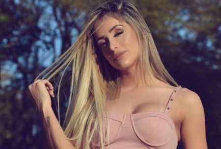Ex-panicat Babi Muniz mostra rosto do filho pela 1ª vez