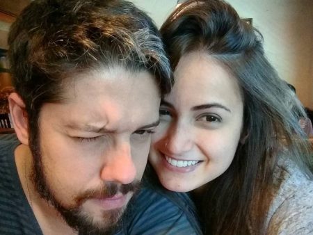 Phelipe Siani sofre lesão no joelho e usa namorada de muleta