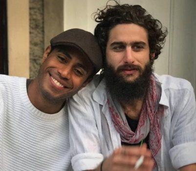 Ícaro Silva surpreende seguidores com foto de Bernardo Mendes pelado