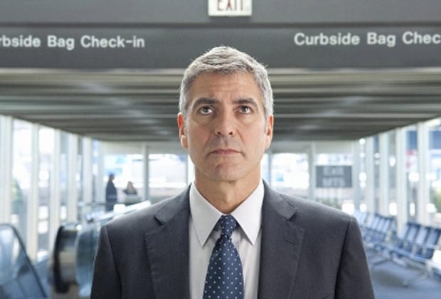 George Clooney entrega fones de ouvido em avião por motivo inusitado