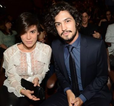 Gabriel Leone fala sobre cenas de nudez e casamento com Carla Salle