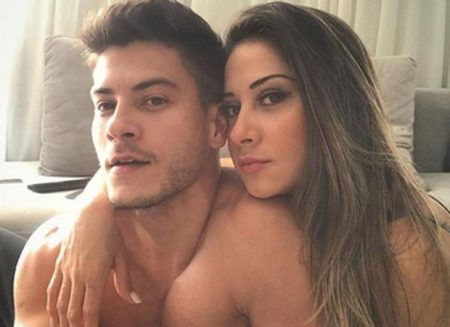 Mayra Cardi leva filha para a piscina e seguidores criticam atitude