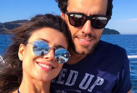 Paula Fernandes e namorado trocam carícias em praia mexicana