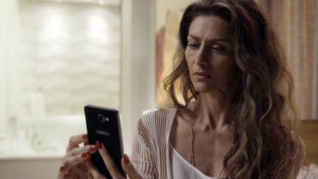 A Força do Querer – Capítulo de Sábado (12/12): Joyce vê recados de Eugênio para Irene