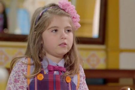 Carinha de Anjo- Capítulo de Quinta (24/03): Dulce Maria e Emílio fazem surpresa para Gustavo e Cecília