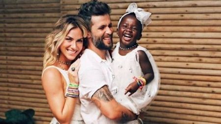 Bruno Gagliasso e Giovanna Ewbank desembarcam no Rio com Titi