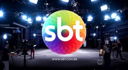 Cachorro atropela veterinário durante telejornal do SBT