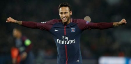 Neymar posta foto de cadeira de rodas, homenageia Stephen Hawking e é detonado