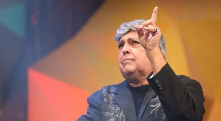 Sidney Magal faz live ao ritmo de lambada e comemora 40 anos de casado