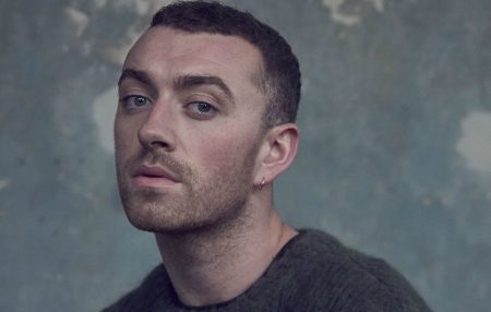 Sam Smith assume namoro com galã de “13 Reasons Why”