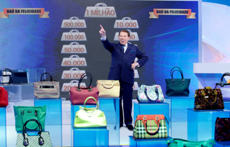 Silvio Santos aparece de surpresa com o Bolsa Família e derrota a Record