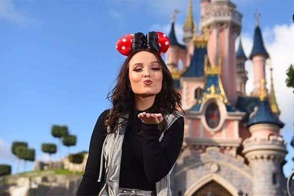Larissa Manoela vira piada na web por levar terceiro namorado à Disney em dois anos