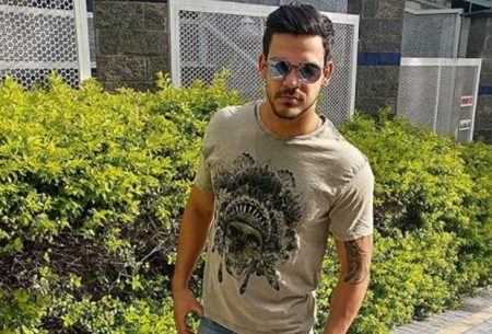 Filho de Carlinhos Aguiar posa com pacote na mão e surpreende seguidores