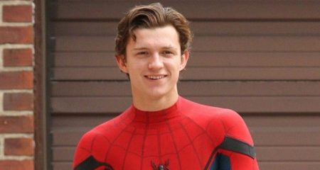 Ator de Homem-Aranha, Tom Holland engasga ao fazer teste de Covid-19