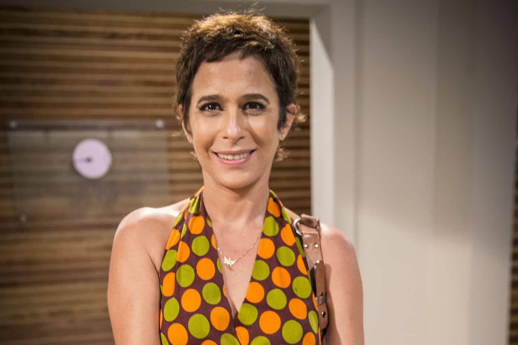 Andréa Beltrão faz aulas de prosódia para interpretar Hebe Camargo no cinema e na TV