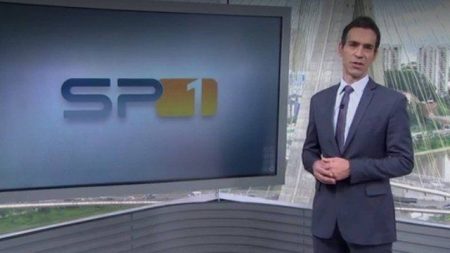 Cesar Tralli comemora em telejornal por ter virado tema de festa infantil