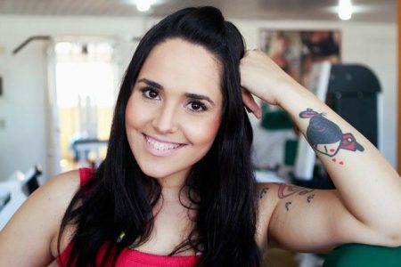 Perlla posta foto e nega que tenha feito lipoaspiração novamente
