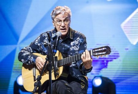 Famosos homenageiam Caetano Veloso no aniversário de 76 anos do cantor