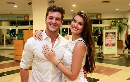 Camila Queiroz e Klebber Toledo se casarão no próximo mês
