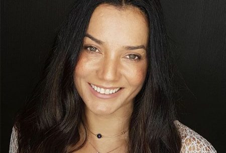 Mônica Carvalho chama a atenção dos fãs em clique sexy de biquíni