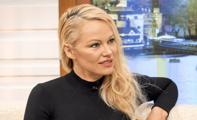 Pamela Anderson diz que já participou de orgia com fundador da “Playboy”