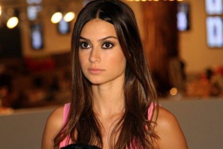 Thaila Ayala vira borboleta, aparece com calcinha dourada e exibe corpão