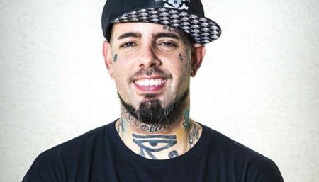 Tico Santa Cruz se empolga e quebra dente em show