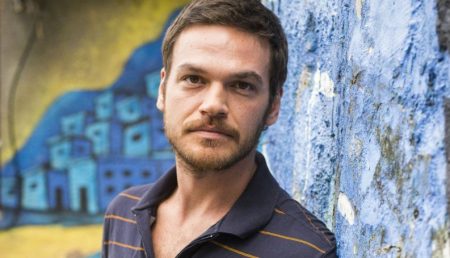 Emílio Dantas se inspira em axé dos anos 90 para papel em “Segundo Sol”