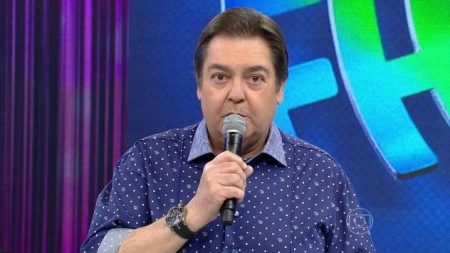 Programa de TV flagra Fausto Silva recebendo alta médica após operação