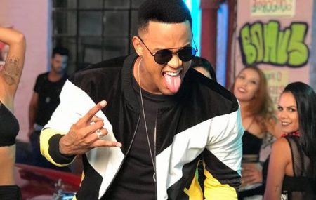 Leo Santana pede desculpas após xingar homem que o chamou de “corno”
