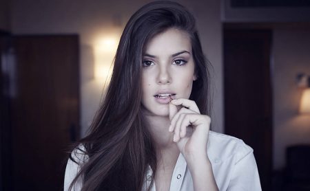 Camila Queiroz se diverte com semelhança com participante do “The Voice Kids”