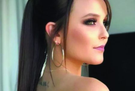Larissa Manoela ganha supercarro rosa em aniversário de 18 anos